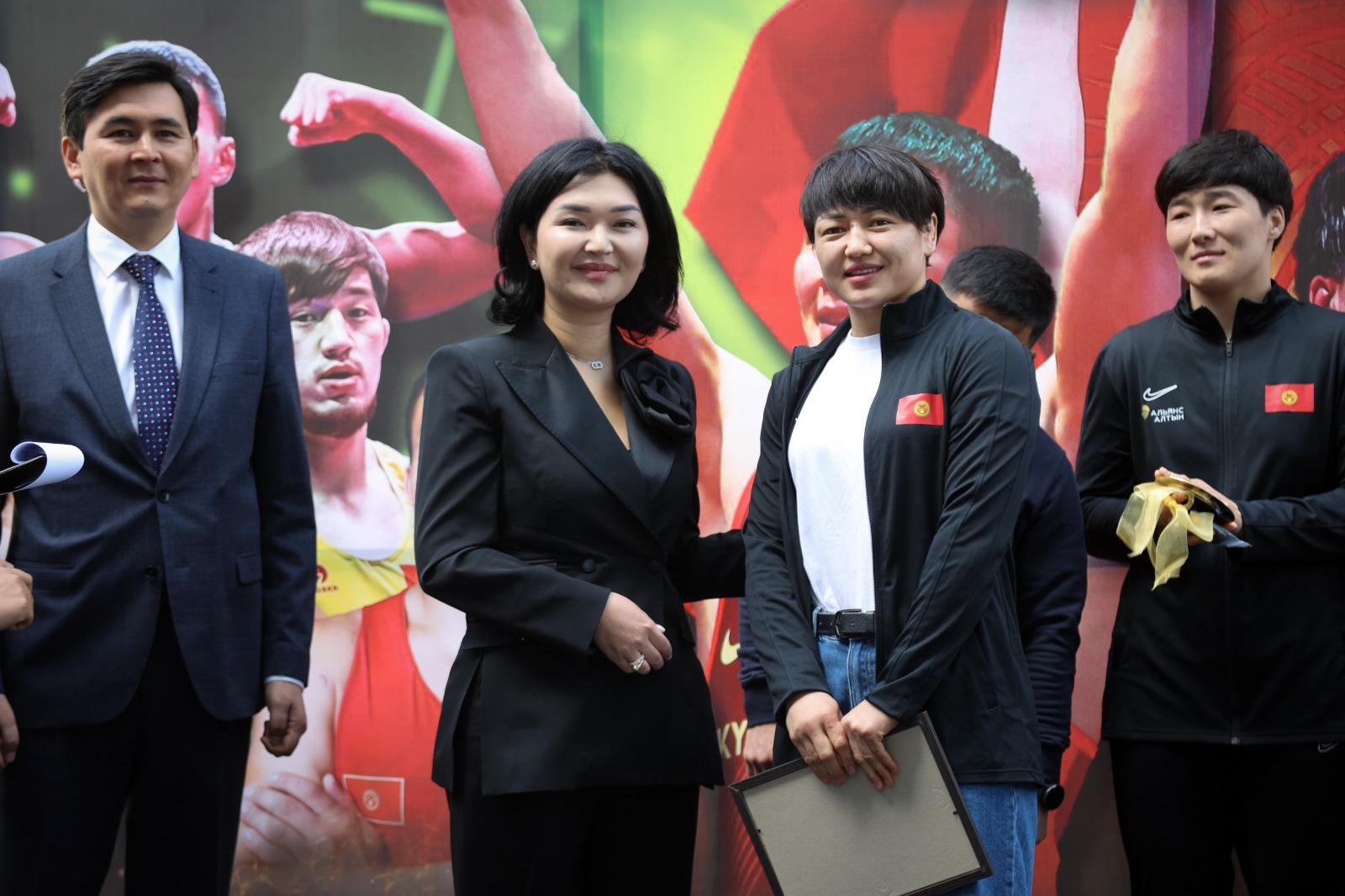 Компания &laquo;Альянс Алтын&raquo; совместно с партнерами вручила чемпионам Азии по борьбе автомобили