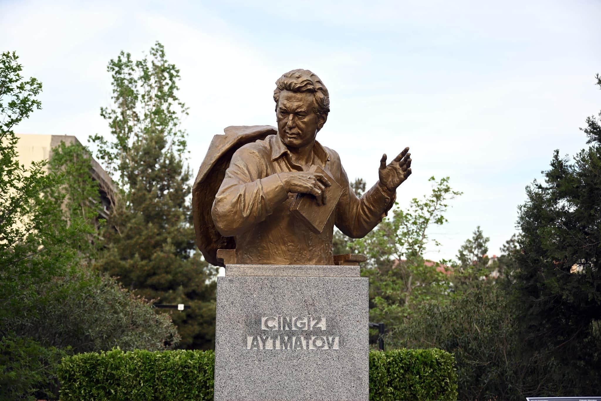 Бакуда Чыңгыз Айтматовдун эстелиги тургузулду