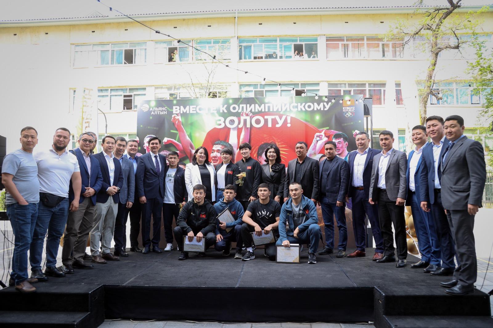 Компания &laquo;Альянс Алтын&raquo; совместно с партнерами вручила чемпионам Азии по борьбе автомобили