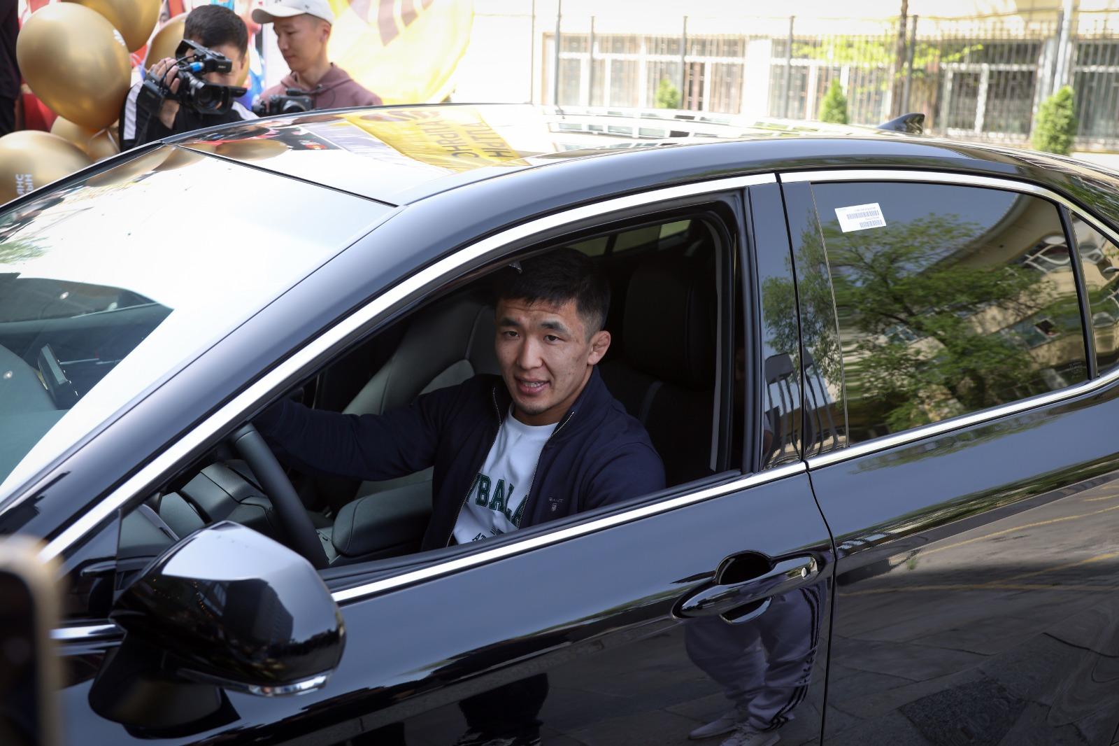 Компания &laquo;Альянс Алтын&raquo; совместно с партнерами вручила чемпионам Азии по борьбе автомобили