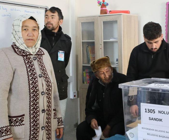 Түркиядагы&nbsp; шайлоодо этникалык кыргыздар ат менен келип добуш беришти (Сүрөт)