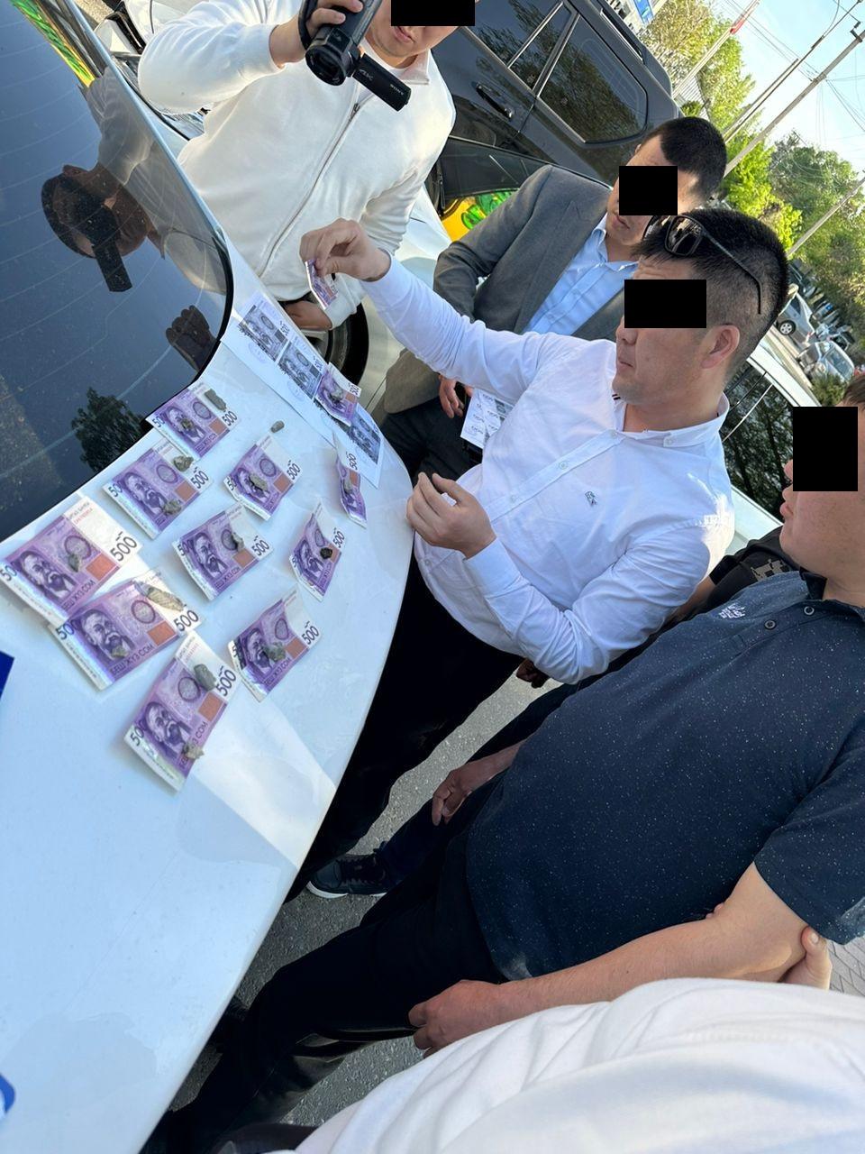 Жалал-Абадда ишкерлерден акча талап кылган УКМКнын жалган кызматкери кармалды