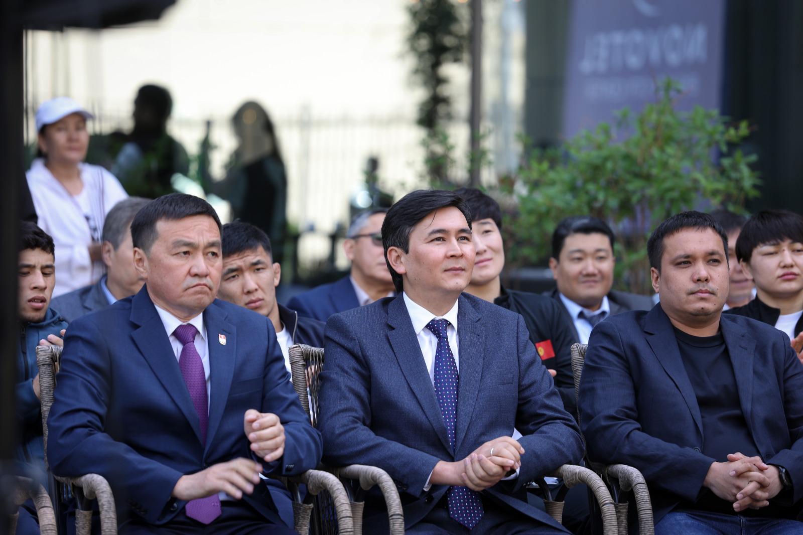 Компания &laquo;Альянс Алтын&raquo; совместно с партнерами вручила чемпионам Азии по борьбе автомобили