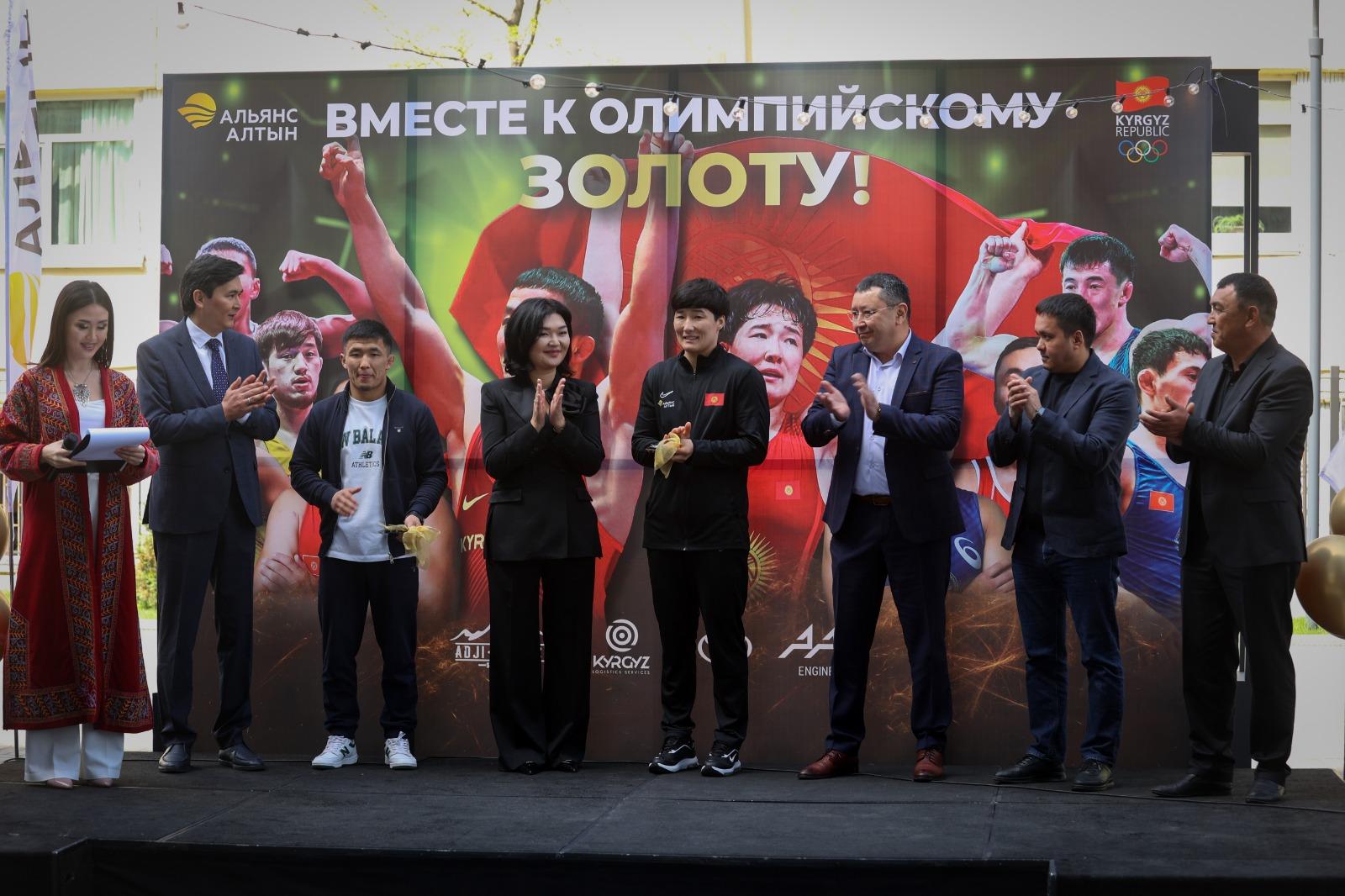 Компания &laquo;Альянс Алтын&raquo; совместно с партнерами вручила чемпионам Азии по борьбе автомобили