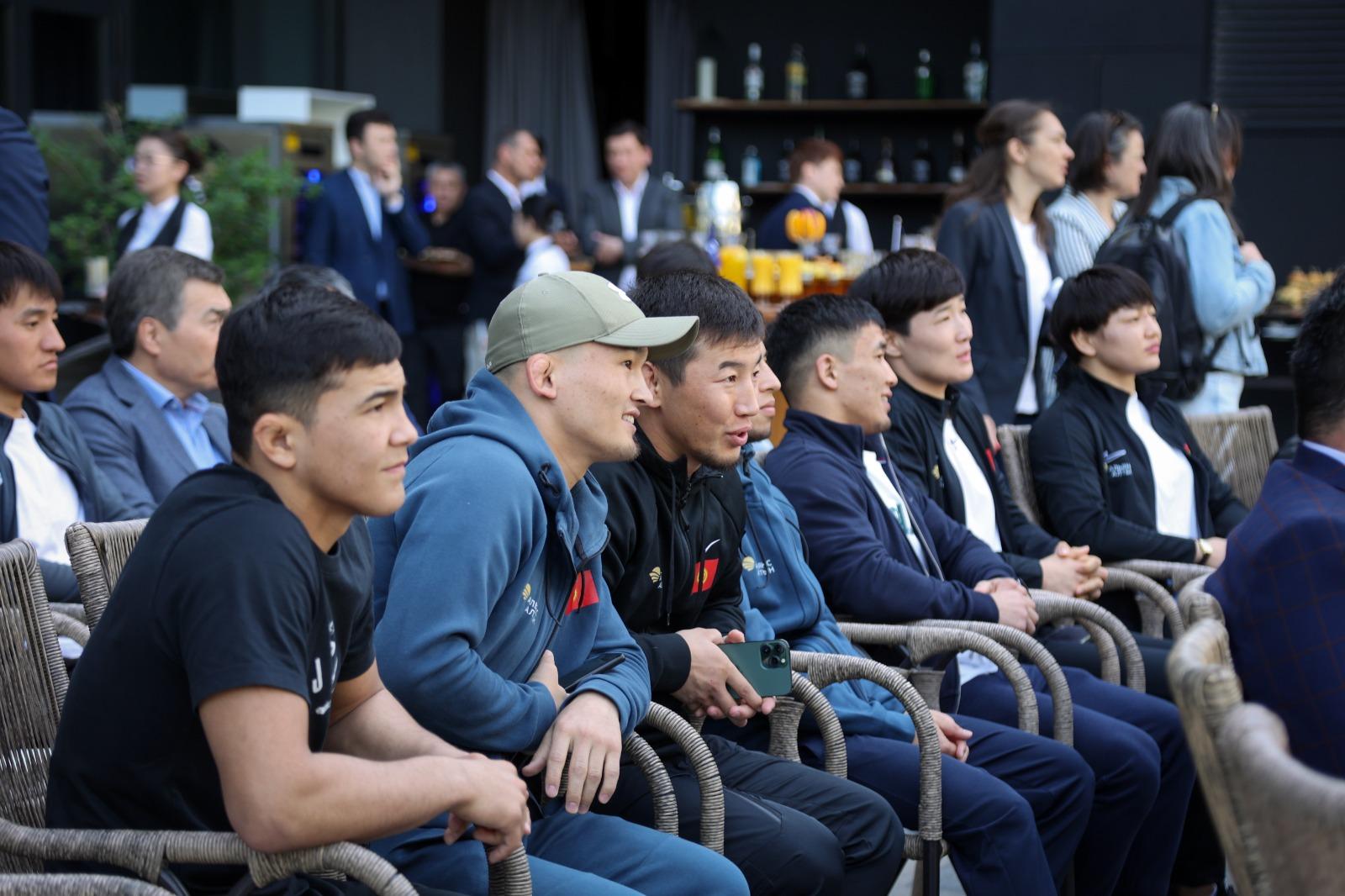 Компания &laquo;Альянс Алтын&raquo; совместно с партнерами вручила чемпионам Азии по борьбе автомобили