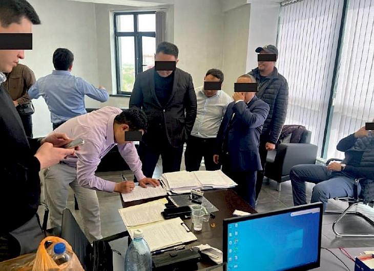 &nbsp;Ишкерлерди опузалап 1 млн 200 миң сом &nbsp;алып жаткан УКТ мүчөлөрү кармалды