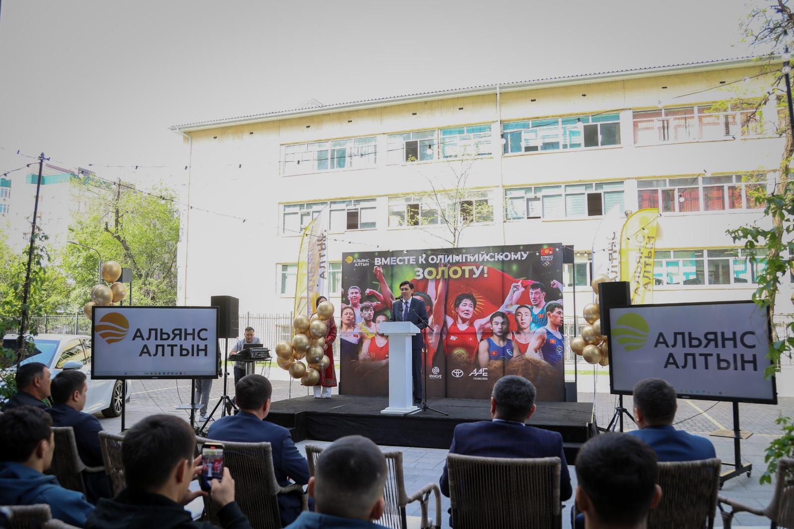 Компания &laquo;Альянс Алтын&raquo; совместно с партнерами вручила чемпионам Азии по борьбе автомобили