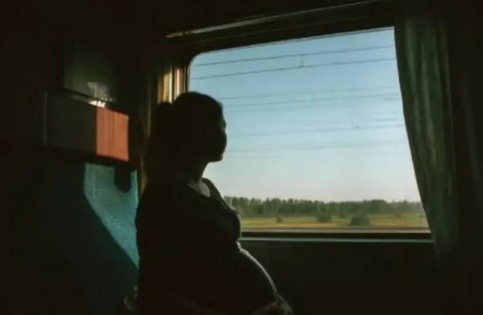 Караганда облусунда, поездде бараткан аял бала төрөп, аны терезеден ыргытып жиберген