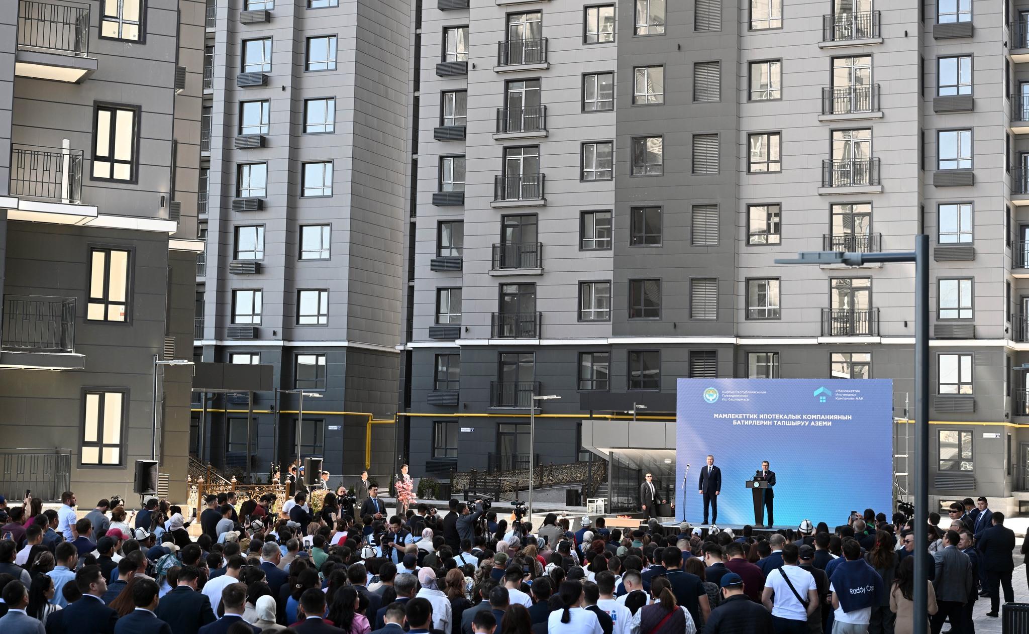 Садыр Жапаров: Мен турак-жайга муктаж болгон ар бир адам үйлүү болсо деп кыялданам, үйлүү болсоңор кубанам!