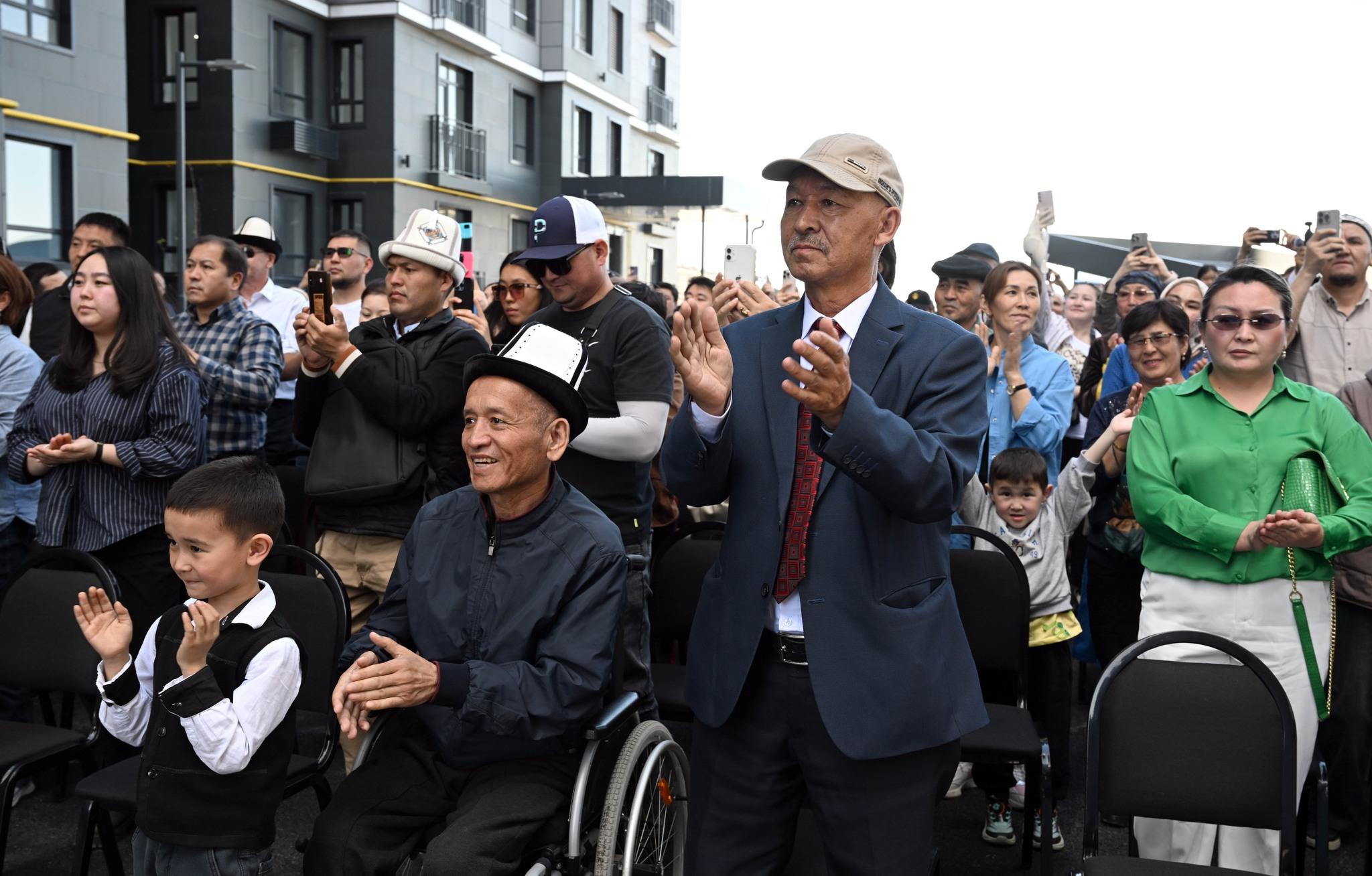Садыр Жапаров: Мен турак-жайга муктаж болгон ар бир адам үйлүү болсо деп кыялданам, үйлүү болсоңор кубанам!