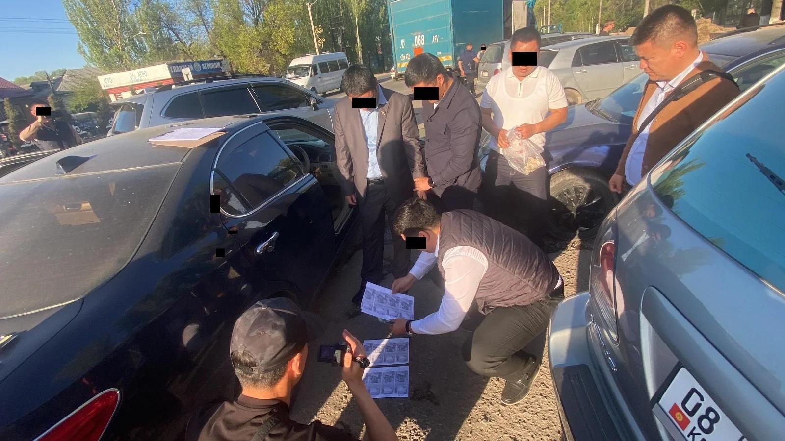 Эсептөө палатасынын инспектору 200 миң сом пара менен кармалды