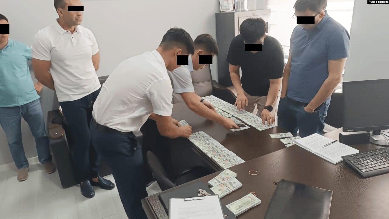 Ишкерлер УКМКнын кызматкерлерине пара берүүгө шек саналып кармалды