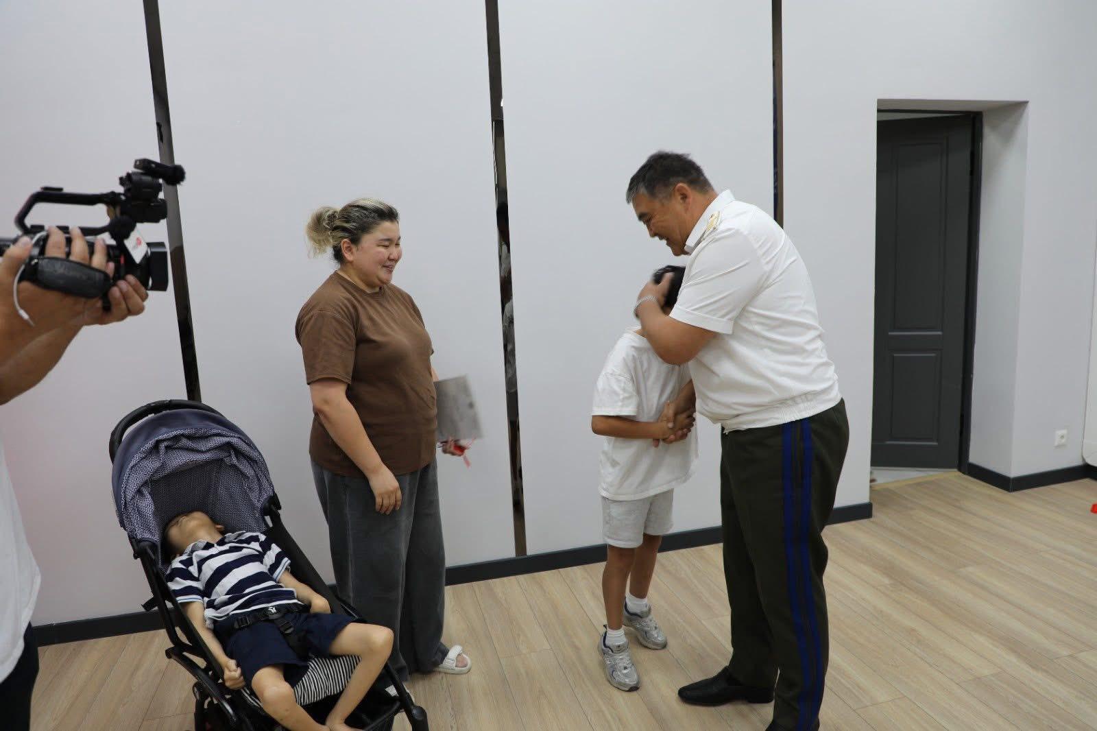 Камчыбек Ташиев Даниел Ажиевдин жубайына батир, автоунаа берди