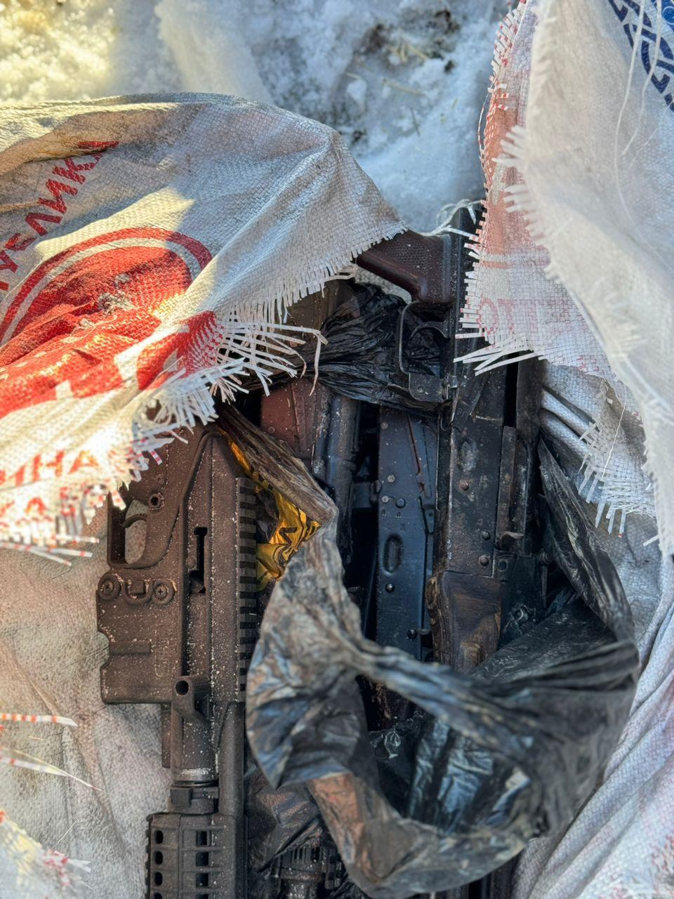 УКМК: Уюшкан кылмыштуу топтун мүчөлөрүнө таандык курал-жарактарды сактоочу жай табылды (сүрөт)