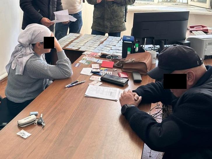 УКМКнын кызматкерине 100 миң сом пара берип жаткан аял кармалды