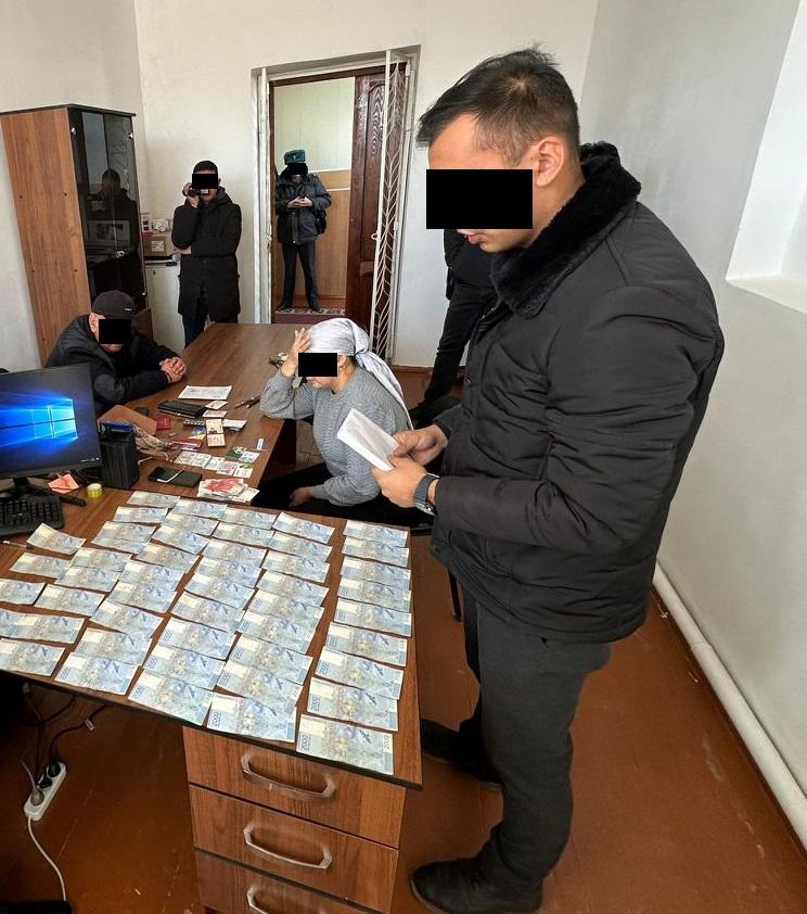 УКМКнын кызматкерине 100 миң сом пара берип жаткан аял кармалды