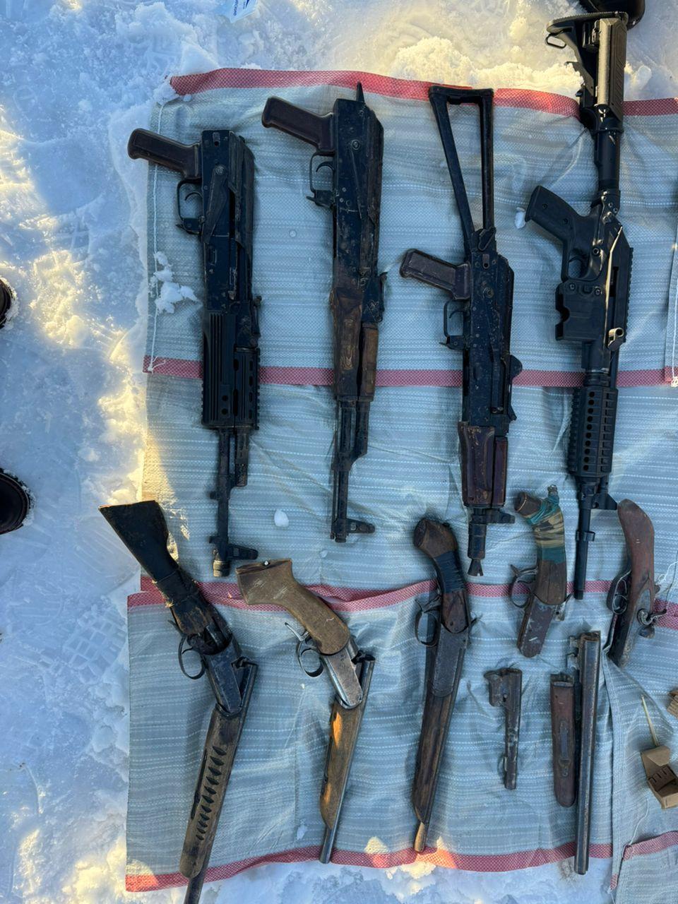 УКМК: Уюшкан кылмыштуу топтун мүчөлөрүнө таандык курал-жарактарды сактоочу жай табылды (сүрөт)