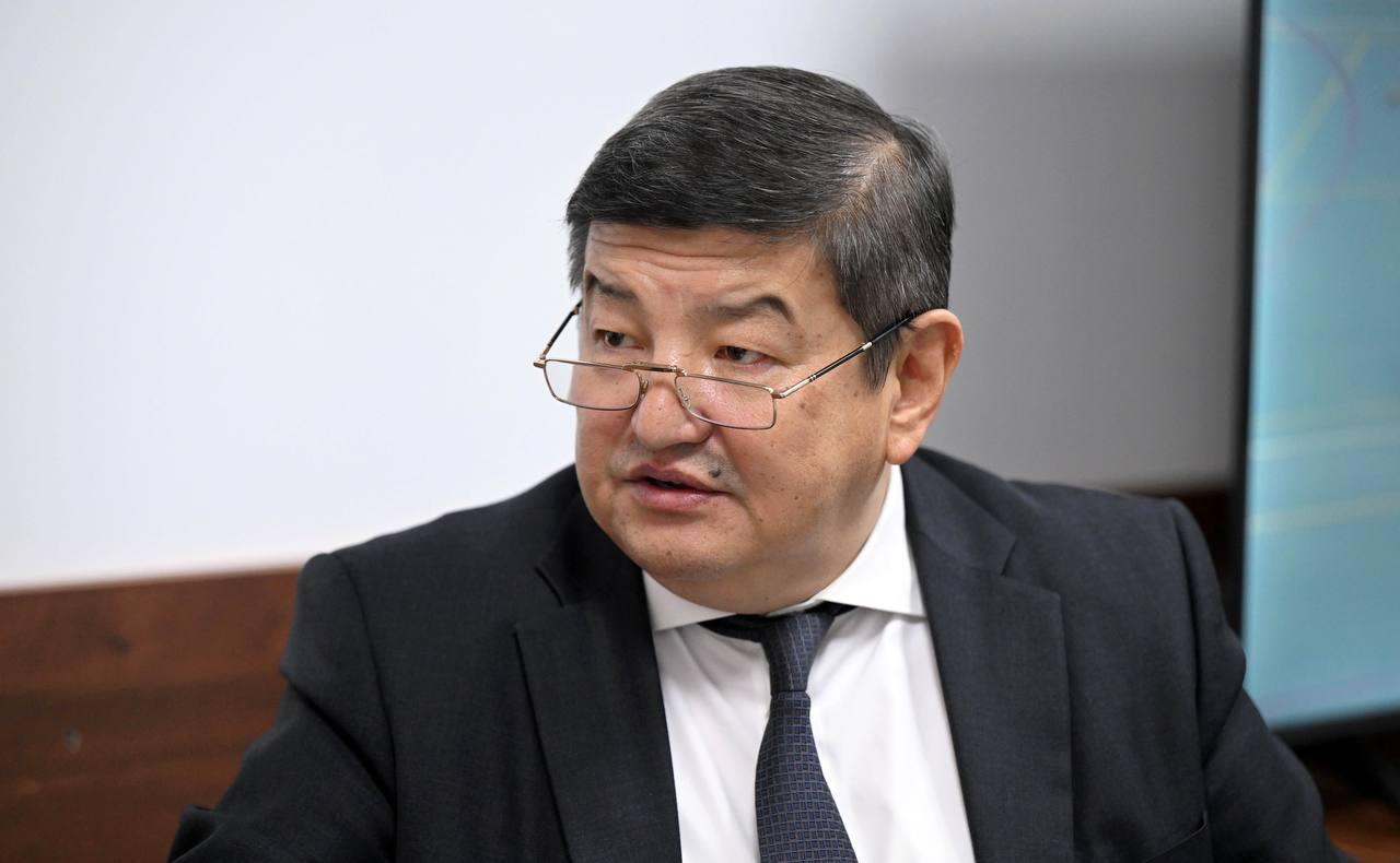 &ldquo;Футболдогу тыныгуу.&rdquo; Садыр Жапаров Акылбек Жапаров менен жумушчу жолугушуу өткөрдү