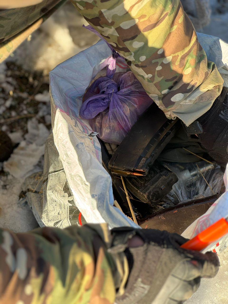 УКМК: Уюшкан кылмыштуу топтун мүчөлөрүнө таандык курал-жарактарды сактоочу жай табылды (сүрөт)