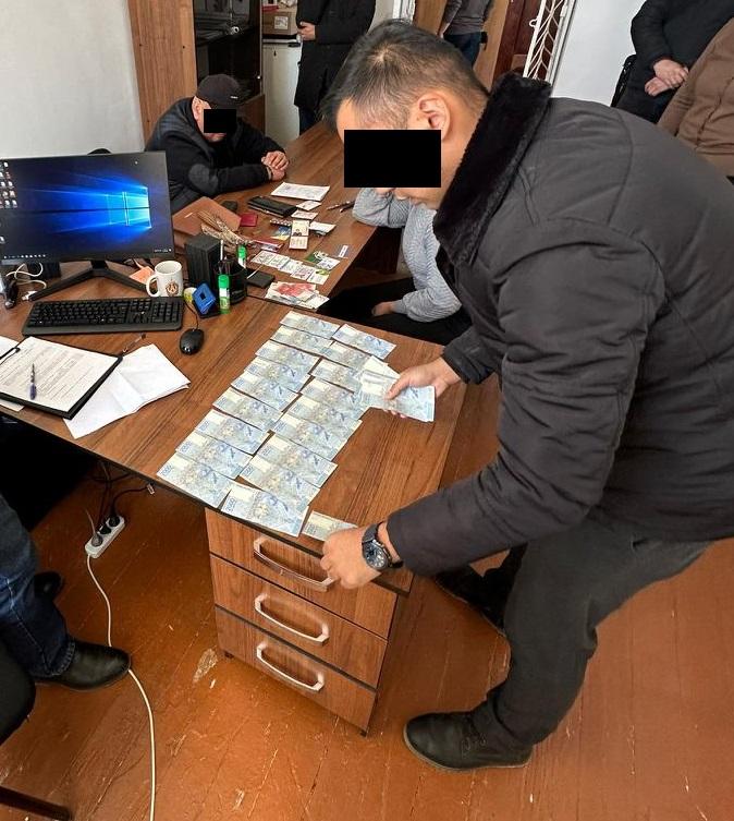 УКМКнын кызматкерине 100 миң сом пара берип жаткан аял кармалды