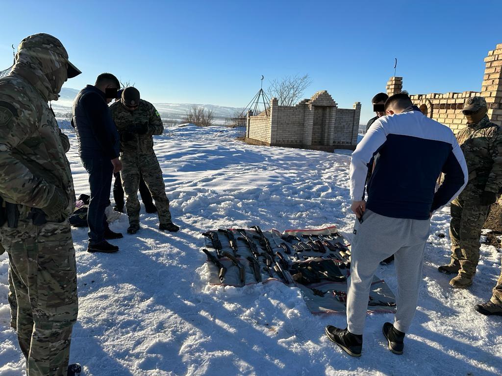 УКМК: Уюшкан кылмыштуу топтун мүчөлөрүнө таандык курал-жарактарды сактоочу жай табылды (сүрөт)