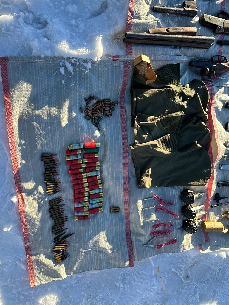 УКМК: Уюшкан кылмыштуу топтун мүчөлөрүнө таандык курал-жарактарды сактоочу жай табылды (сүрөт)