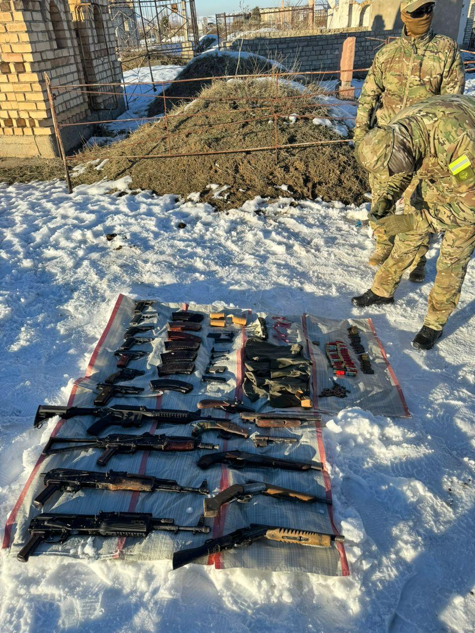 УКМК: Уюшкан кылмыштуу топтун мүчөлөрүнө таандык курал-жарактарды сактоочу жай табылды (сүрөт)