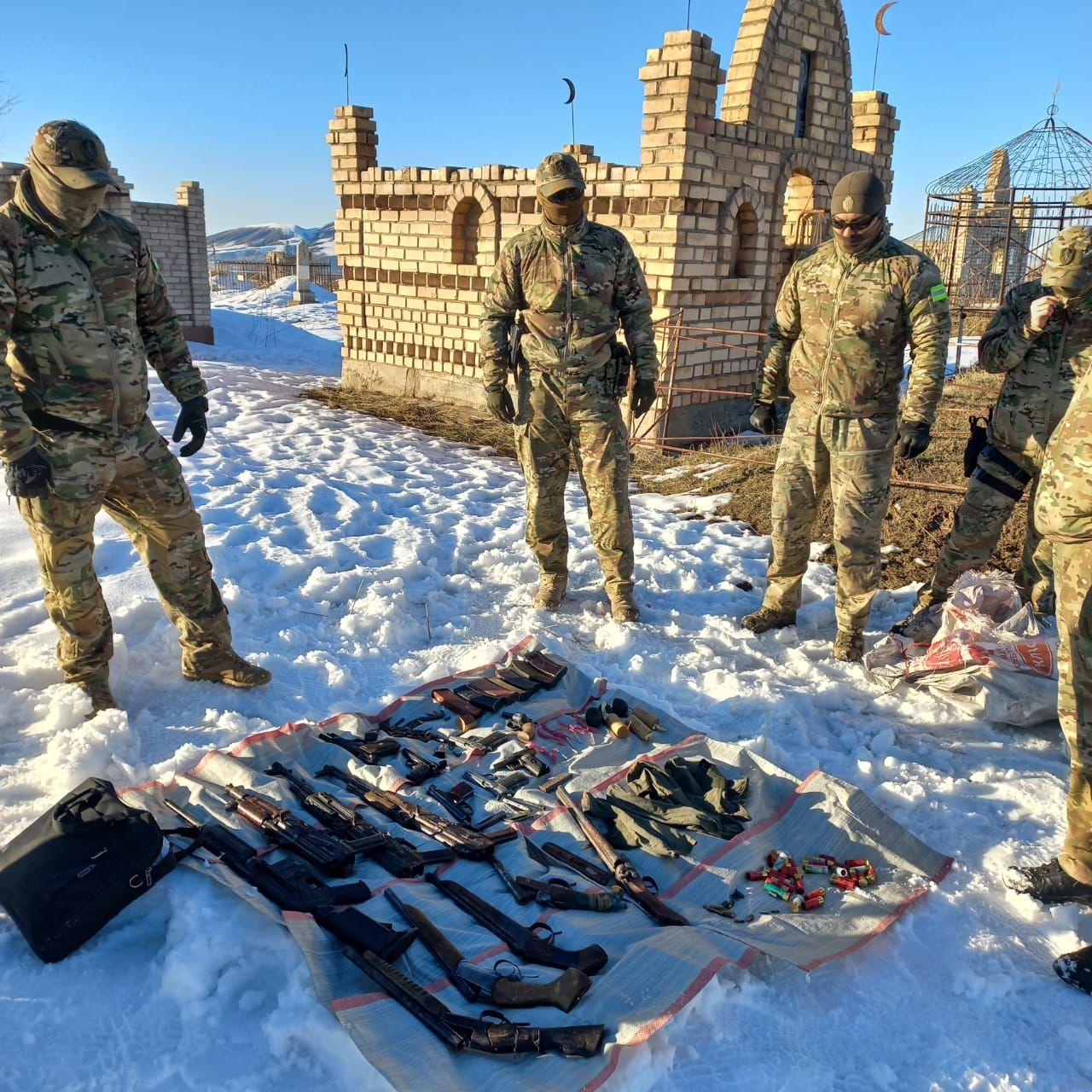 УКМК: Уюшкан кылмыштуу топтун мүчөлөрүнө таандык курал-жарактарды сактоочу жай табылды (сүрөт)