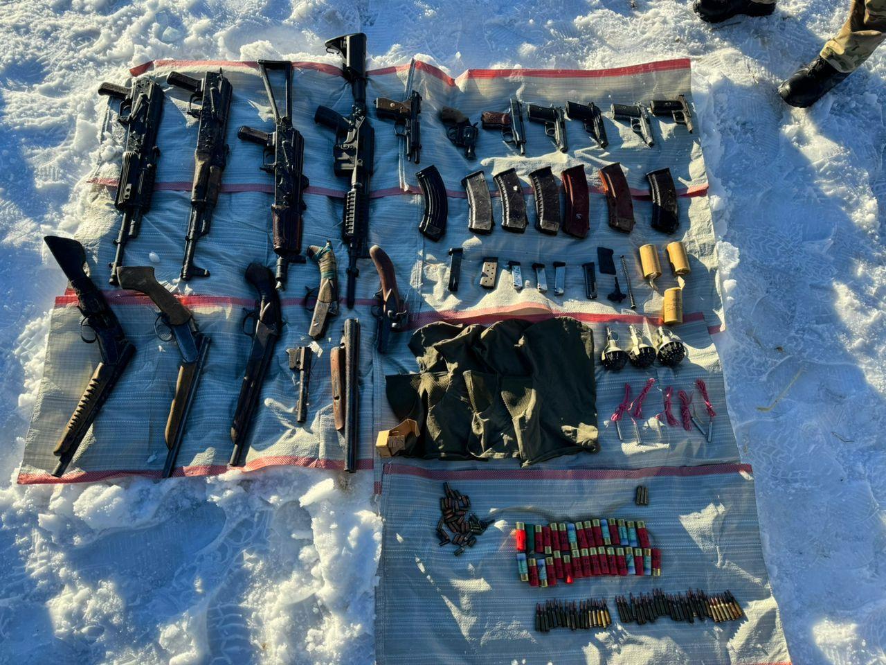 УКМК: Уюшкан кылмыштуу топтун мүчөлөрүнө таандык курал-жарактарды сактоочу жай табылды (сүрөт)