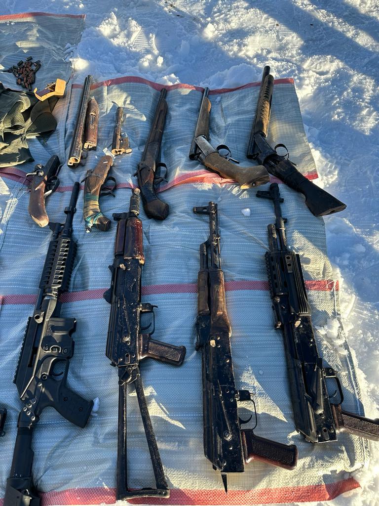 УКМК: Уюшкан кылмыштуу топтун мүчөлөрүнө таандык курал-жарактарды сактоочу жай табылды (сүрөт)