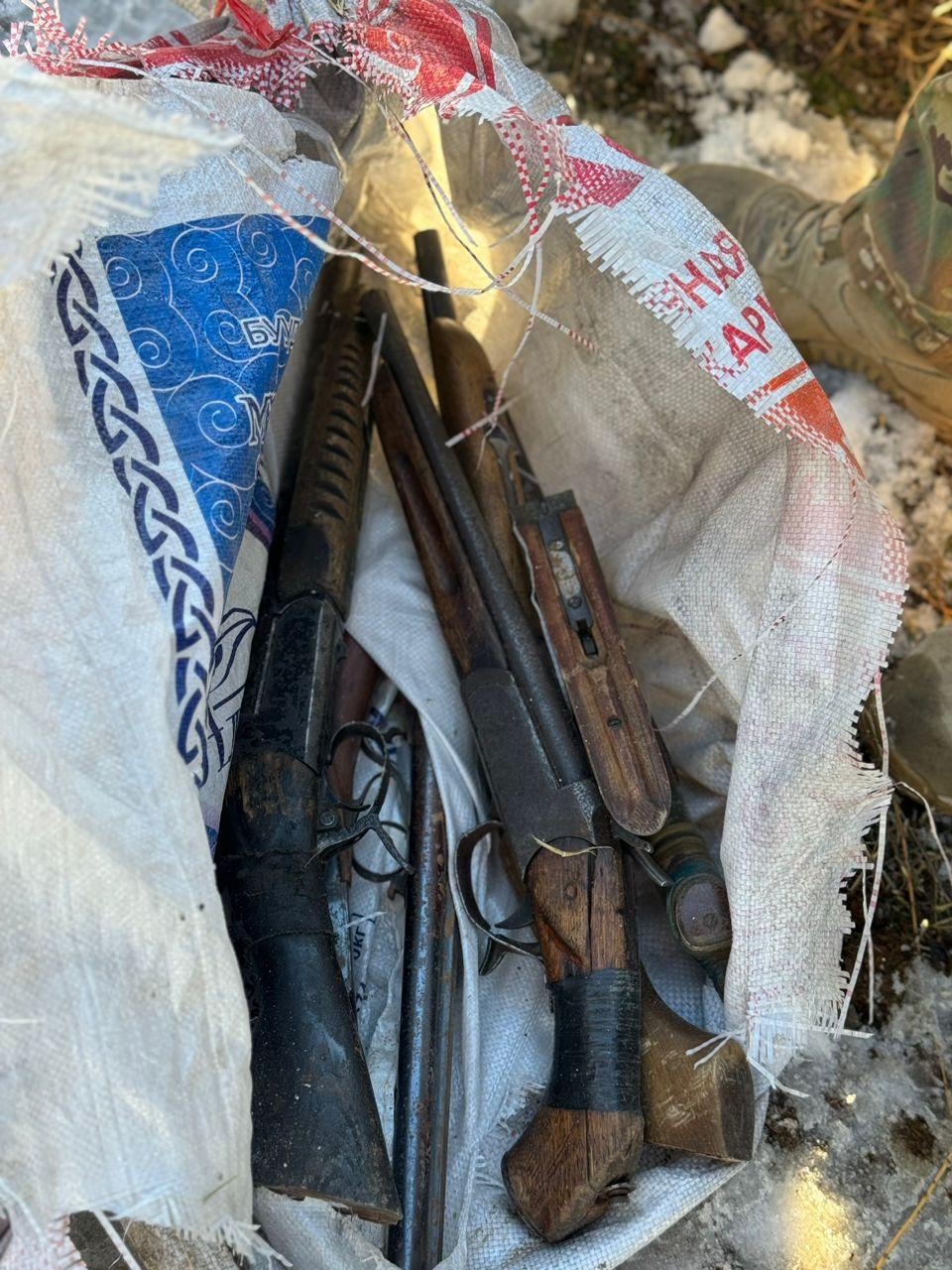 УКМК: Уюшкан кылмыштуу топтун мүчөлөрүнө таандык курал-жарактарды сактоочу жай табылды (сүрөт)