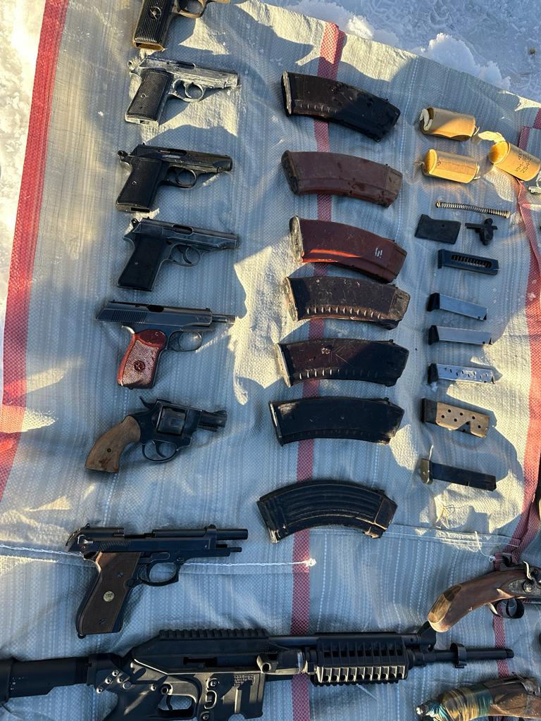 УКМК: Уюшкан кылмыштуу топтун мүчөлөрүнө таандык курал-жарактарды сактоочу жай табылды (сүрөт)