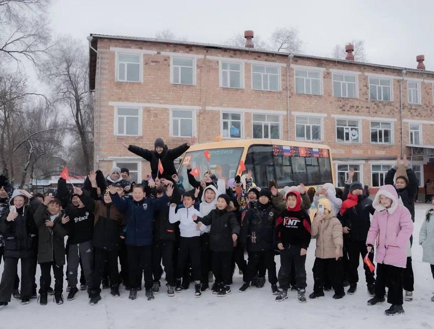Кыргызстанда АНО &ldquo;Евразия&rdquo; тарабынан белекке берилген мектеп автобустары каттай баштады. (Сүрөт)