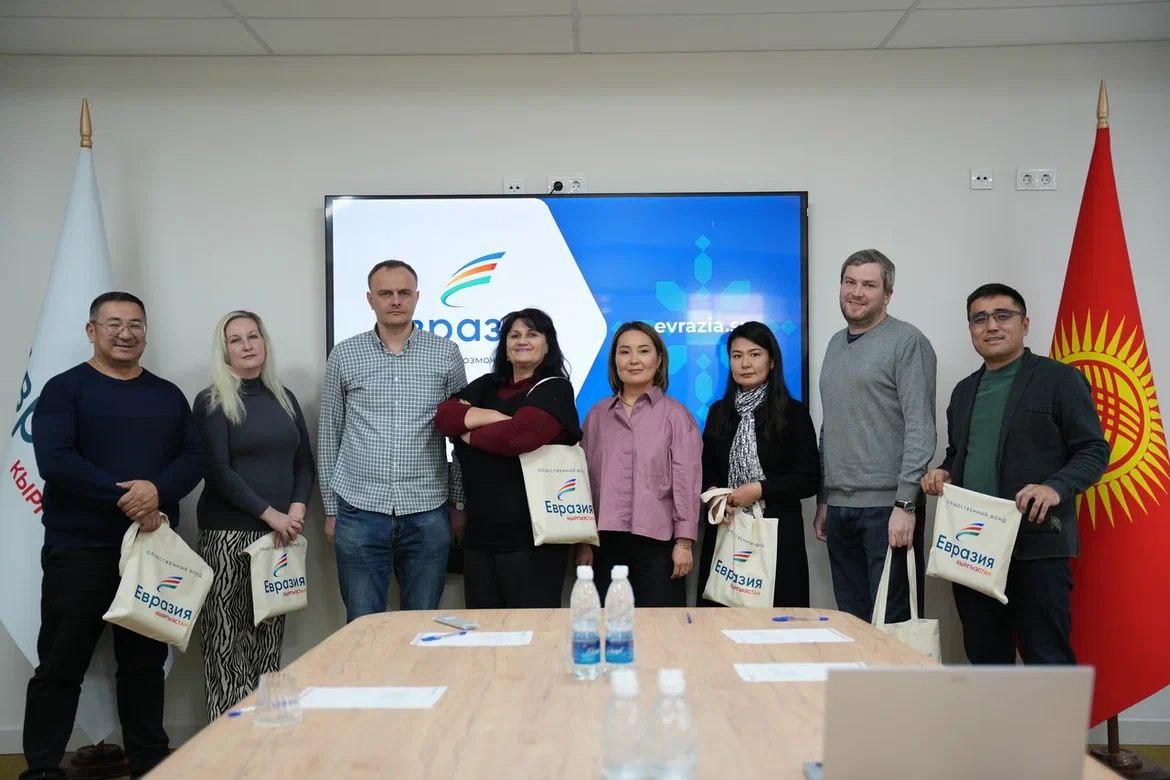 &ldquo;Евразия. Кыргызстан&rdquo; коомдук фонду журналисттер үчүн ачык эшиктер күнүн өткөрдү. (Сүрөт)