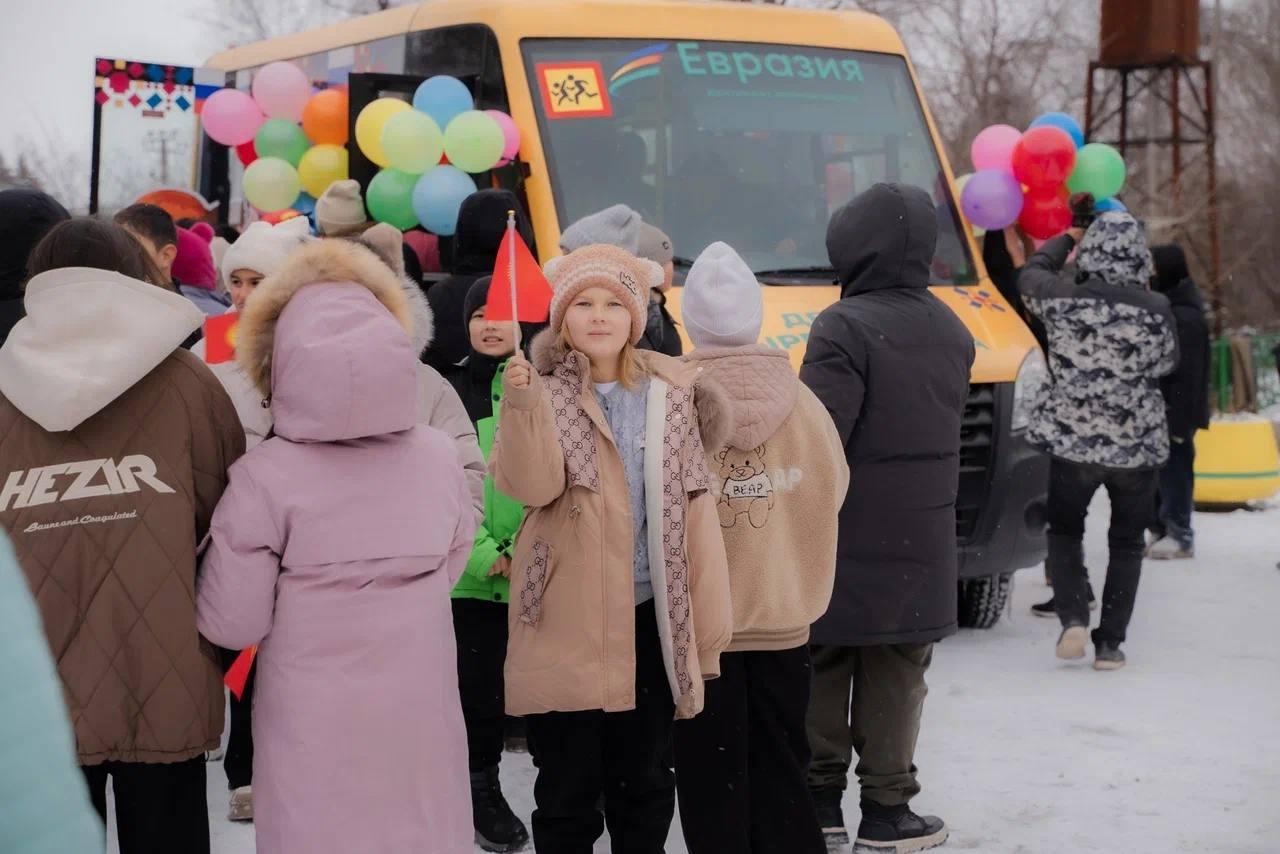 Кыргызстанда АНО &ldquo;Евразия&rdquo; тарабынан белекке берилген мектеп автобустары каттай баштады. (Сүрөт)