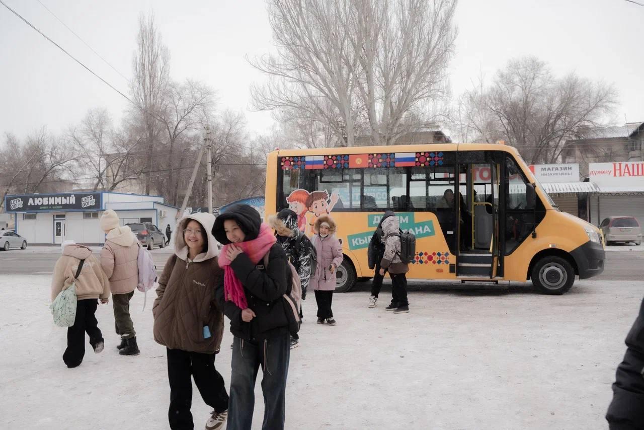 Кыргызстанда АНО &ldquo;Евразия&rdquo; тарабынан белекке берилген мектеп автобустары каттай баштады. (Сүрөт)