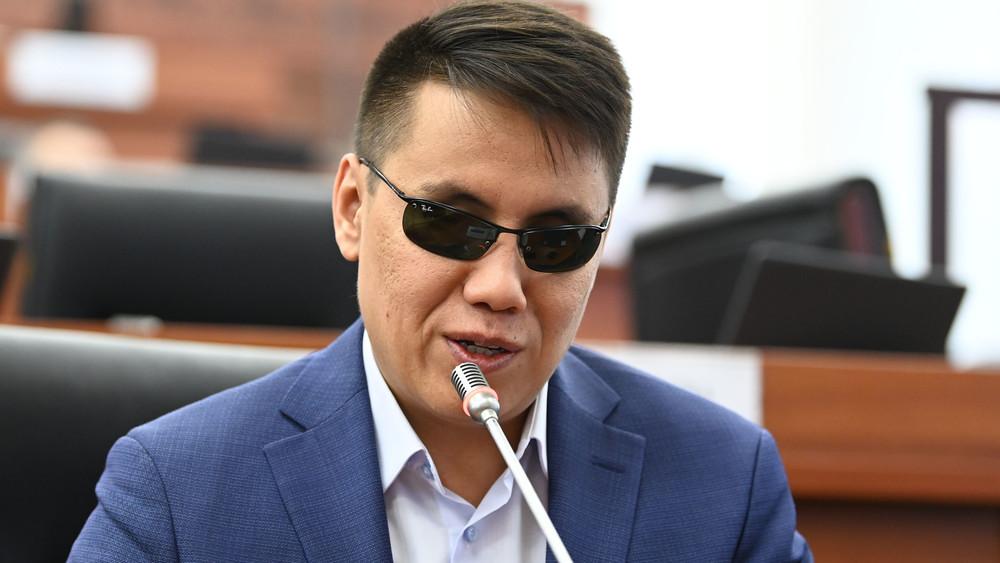 Депутат баңгизаттын жеңил түрүнүн бирин мыйзамдаштырууну карап көрүүгө чакырды