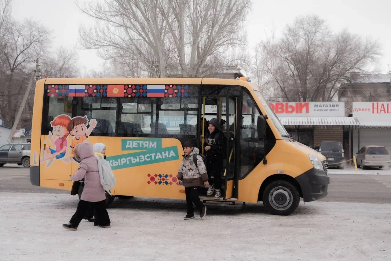 Кыргызстанда АНО &ldquo;Евразия&rdquo; тарабынан белекке берилген мектеп автобустары каттай баштады. (Сүрөт)