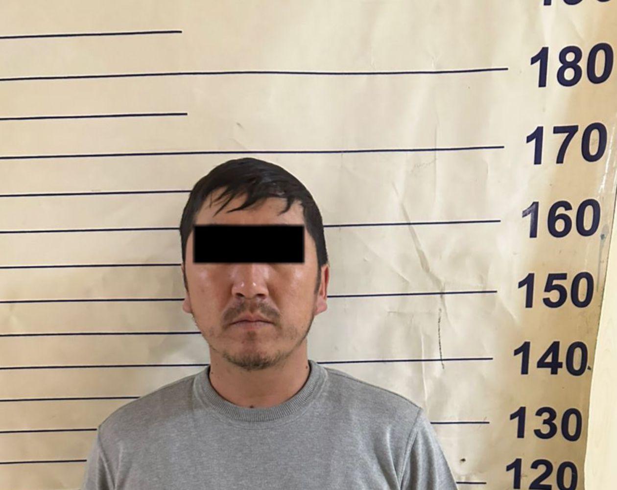 130 миң доллар салынган сейфти уурдап кеткен. Бишкекте уурулукка шектүү кармалды