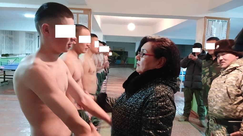 &ldquo;Аскерлер токмоктолууда&rdquo; деген кызматкер эсиңиздеби? УКМК: Анын айтканы тастыкталган жок (Сүрөт)