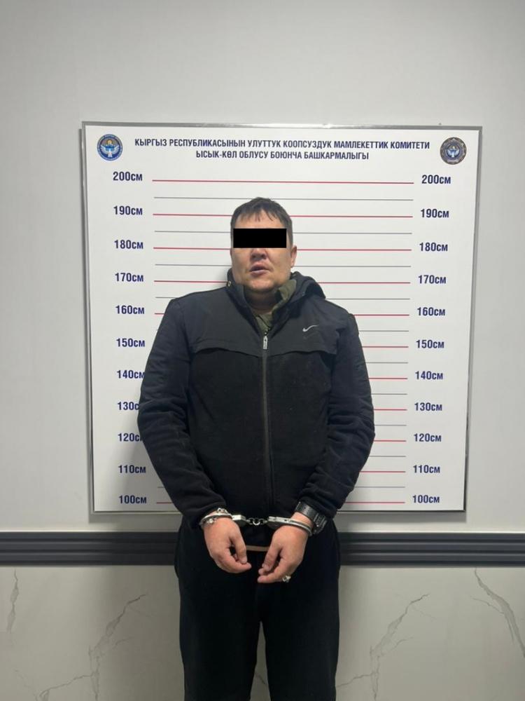 Чолпон-Атада улгайган тургундан 6 миң доллар талап кылган кылмышкерлер кармалды