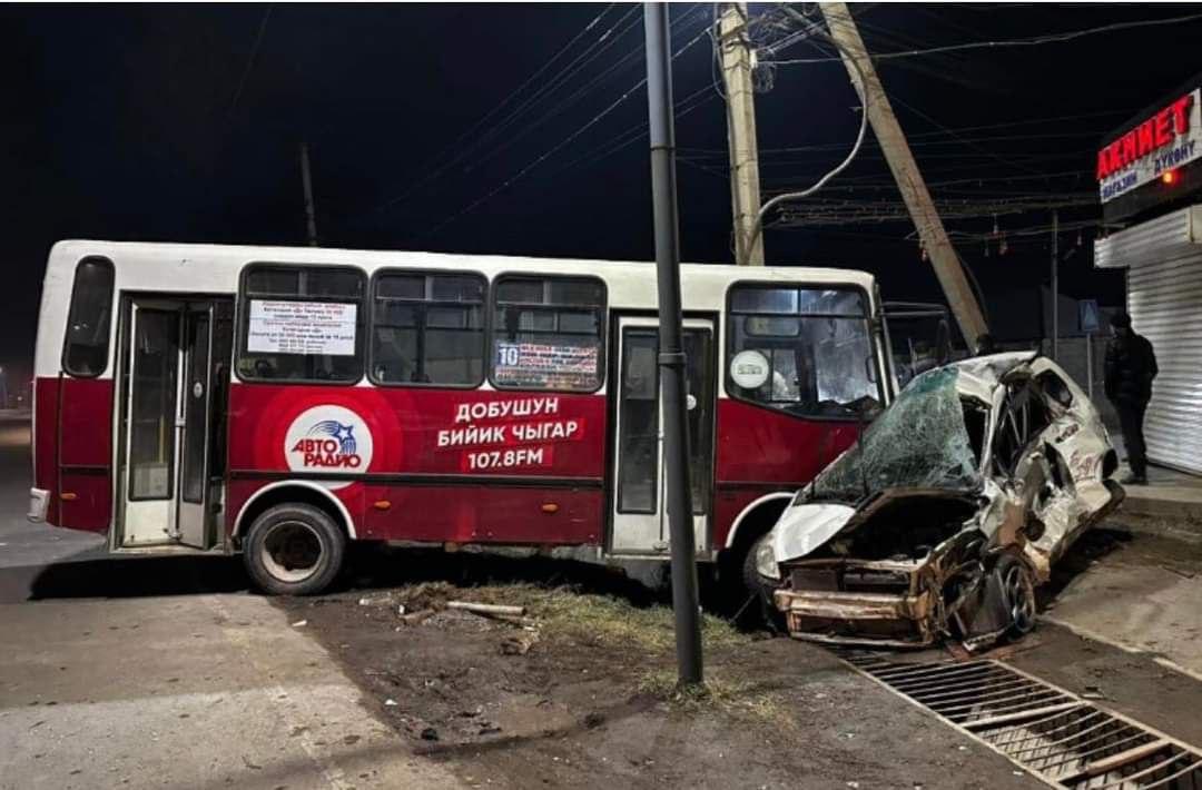 Бишкекте коомдук транпорт менен жеңил унаа кагышып, бир адам жабыркады