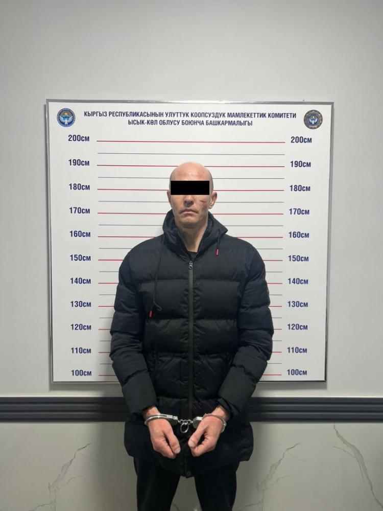 Чолпон-Атада улгайган тургундан 6 миң доллар талап кылган кылмышкерлер кармалды