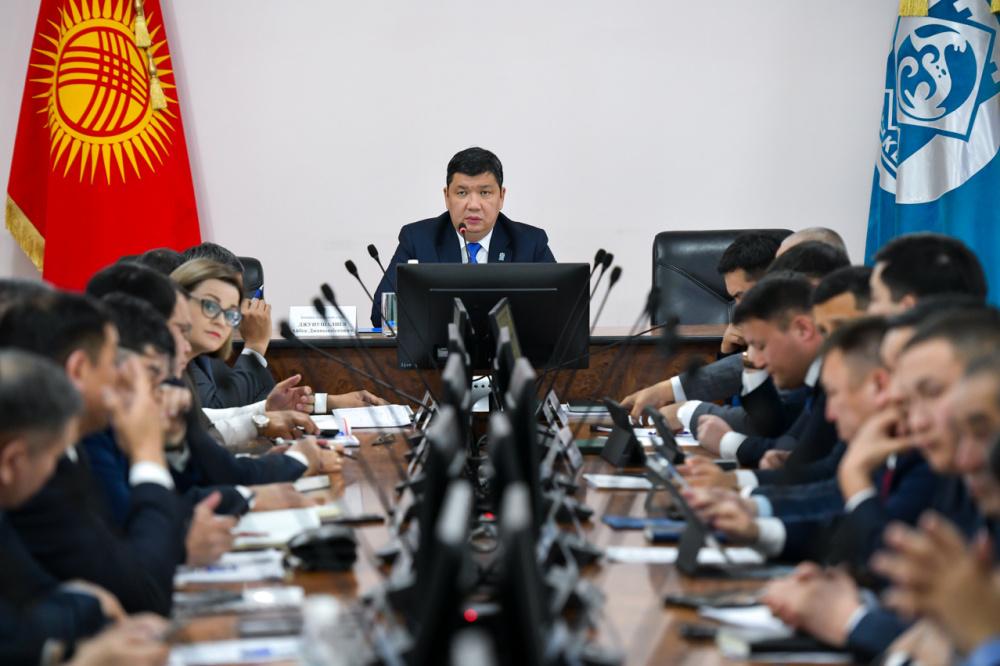 Суукка байланыштуу Бишкектеги мектептерде окуу кыскартылган графикте жүргүзүлөт