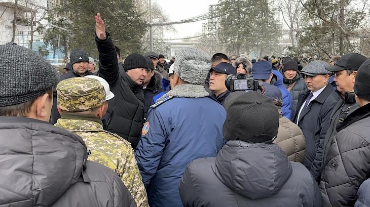 Садыр Жапаров Бишкек ЖЭБин калыбына келтирүү иштеринин жүрүшү менен таанышты