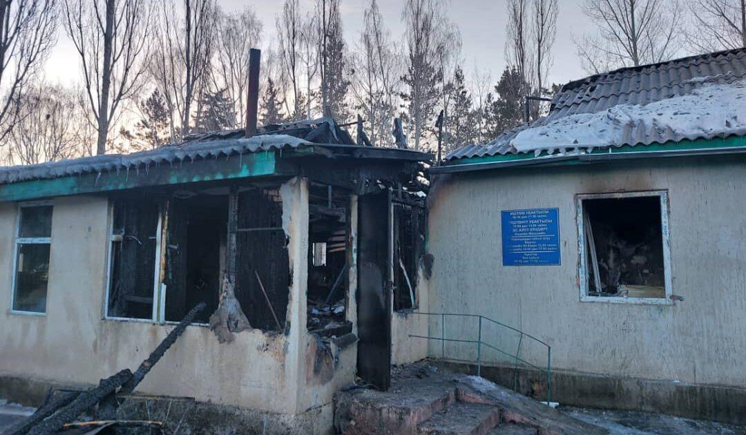 Ысык-Көлдөгү Ак-Суу эмгек башкармалыгынын имараты өрттөндү