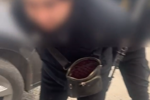 Бишкекте кыз кишини сабап, качып кеткен эргул кармалды