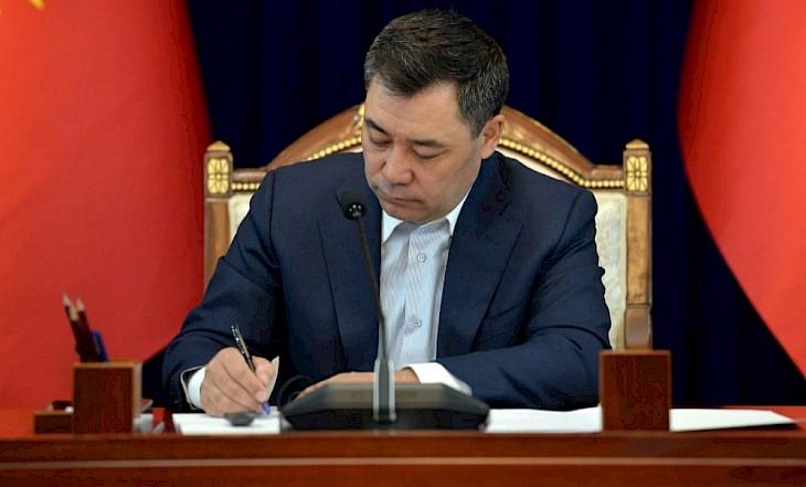 Президент салык кодексине өзгөртүүлөрдү киргизүү жөнүндө мыйзамга кол койду