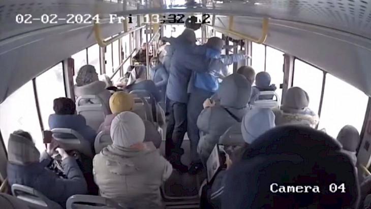 Бишкекте №226 автобуста контролерго жүргүнчү кол салды (Видео)