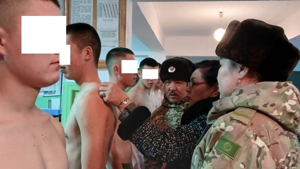 &ldquo;Аскерлер токмоктолууда&rdquo; деген кызматкер эсиңиздеби? УКМК: Анын айтканы тастыкталган жок (Сүрөт)